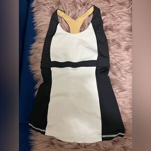 LULU LEMON Balck and White tank